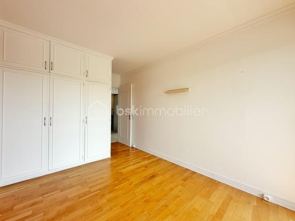 Situé au sein de la résidence recherchée LES VERGERS, découvrez cet agréable appartement 2 pièces d’environ 51 m², en bon état, bénéficiant d’un emplacement idéal.

À seulement 12 minutes à pied de la gare de Marly-le-Roi, 5 minutes en bus et à 1 minute du centre commercial, il offre un cadre de vie pratique et agréable au quotidien.

Franchissez l’entrée avec rangements et découvrez un séjour lumineux donnant directement accès à un beau balcon de 12 m² exposé plein SUD, idéal pour profiter des beaux jours et d’une vue dégagée. La cuisine, aménagée et équipée, complète harmonieusement l’espace de vie.

Côté nuit, vous bénéficierez d’une chambre avec accès direct au balcon ainsi que de rangements.

Pour finir, une salle d’eau et des WC séparés viennent parfaire l’ensemble.

Ses principaux atouts ? Son bon état général, sa vue dégagée, son calme, son double vitrage et ses volets électriques. Vous apprécierez également cette copropriété de standing et sécurisée, avec portail électrique à l’entrée de la résidence et présence d’un gardien jour et nuit.

L’appartement se complète d’une cave et d’une place de parking extérieure idéalement située face à l’entrée de la résidence.

UN EMPLACEMENT IDÉAL, UN CADRE DE VIE AGRÉABLE ET UN APPARTEMENT OÙ IL NE RESTE PLUS QU’À POSER VOS VALISES !

À découvrir sans attendre avec votre Conseiller immobilier, disponible 7j/7 !