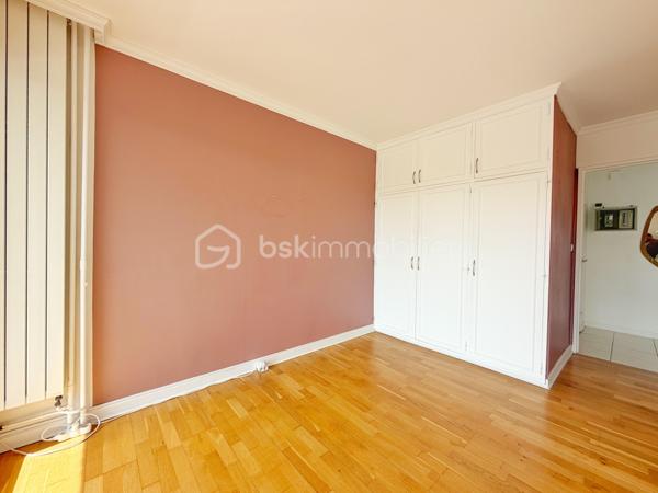 Situé au sein de la résidence recherchée LES VERGERS, découvrez cet agréable appartement 2 pièces d’environ 51 m², en bon état, bénéficiant d’un emplacement idéal.

À seulement 12 minutes à pied de la gare de Marly-le-Roi, 5 minutes en bus et à 1 minute du centre commercial, il offre un cadre de vie pratique et agréable au quotidien.

Franchissez l’entrée avec rangements et découvrez un séjour lumineux donnant directement accès à un beau balcon de 12 m² exposé plein SUD, idéal pour profiter des beaux jours et d’une vue dégagée. La cuisine, aménagée et équipée, complète harmonieusement l’espace de vie.

Côté nuit, vous bénéficierez d’une chambre avec accès direct au balcon ainsi que de rangements.

Pour finir, une salle d’eau et des WC séparés viennent parfaire l’ensemble.

Ses principaux atouts ? Son bon état général, sa vue dégagée, son calme, son double vitrage et ses volets électriques. Vous apprécierez également cette copropriété de standing et sécurisée, avec portail électrique à l’entrée de la résidence et présence d’un gardien jour et nuit.

L’appartement se complète d’une cave et d’une place de parking extérieure idéalement située face à l’entrée de la résidence.

UN EMPLACEMENT IDÉAL, UN CADRE DE VIE AGRÉABLE ET UN APPARTEMENT OÙ IL NE RESTE PLUS QU’À POSER VOS VALISES !

À découvrir sans attendre avec votre Conseiller immobilier, disponible 7j/7 !