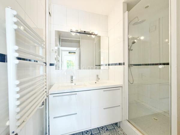 Situé au sein de la résidence recherchée LES VERGERS, découvrez cet agréable appartement 2 pièces d’environ 51 m², en bon état, bénéficiant d’un emplacement idéal.

À seulement 12 minutes à pied de la gare de Marly-le-Roi, 5 minutes en bus et à 1 minute du centre commercial, il offre un cadre de vie pratique et agréable au quotidien.

Franchissez l’entrée avec rangements et découvrez un séjour lumineux donnant directement accès à un beau balcon de 12 m² exposé plein SUD, idéal pour profiter des beaux jours et d’une vue dégagée. La cuisine, aménagée et équipée, complète harmonieusement l’espace de vie.

Côté nuit, vous bénéficierez d’une chambre avec accès direct au balcon ainsi que de rangements.

Pour finir, une salle d’eau et des WC séparés viennent parfaire l’ensemble.

Ses principaux atouts ? Son bon état général, sa vue dégagée, son calme, son double vitrage et ses volets électriques. Vous apprécierez également cette copropriété de standing et sécurisée, avec portail électrique à l’entrée de la résidence et présence d’un gardien jour et nuit.

L’appartement se complète d’une cave et d’une place de parking extérieure idéalement située face à l’entrée de la résidence.

UN EMPLACEMENT IDÉAL, UN CADRE DE VIE AGRÉABLE ET UN APPARTEMENT OÙ IL NE RESTE PLUS QU’À POSER VOS VALISES !

À découvrir sans attendre avec votre Conseiller immobilier, disponible 7j/7 !