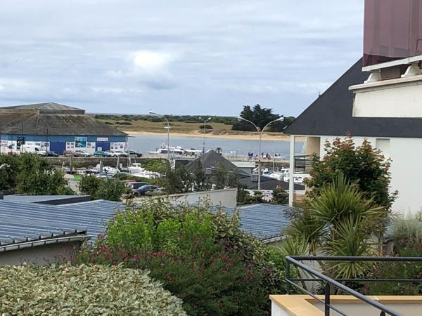 Terrasse ensoleillée & piscine à Étel pour location.