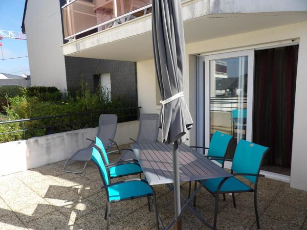 Terrasse ensoleillée & piscine à Étel pour location.