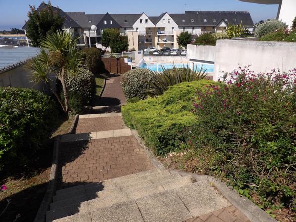 Terrasse ensoleillée & piscine à Étel pour location.
