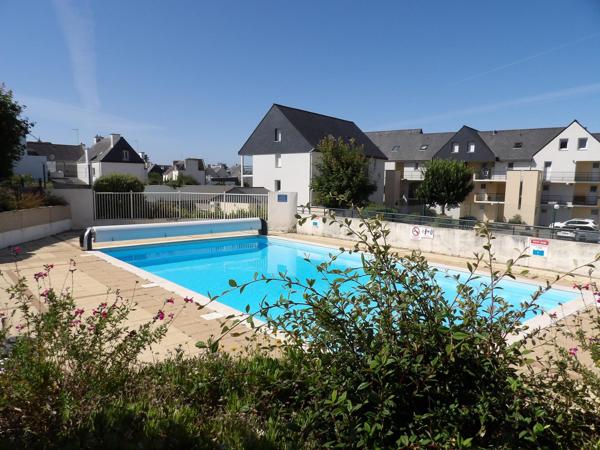 Terrasse ensoleillée & piscine à Étel pour location.