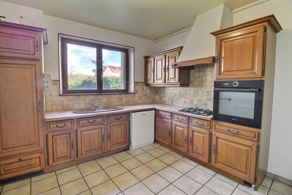 Maison de ville 4 chambres avec garage et courette a EPERNON gare a pied