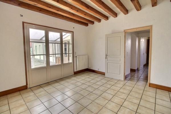 Maison de ville 4 chambres avec garage et courette a EPERNON gare a pied