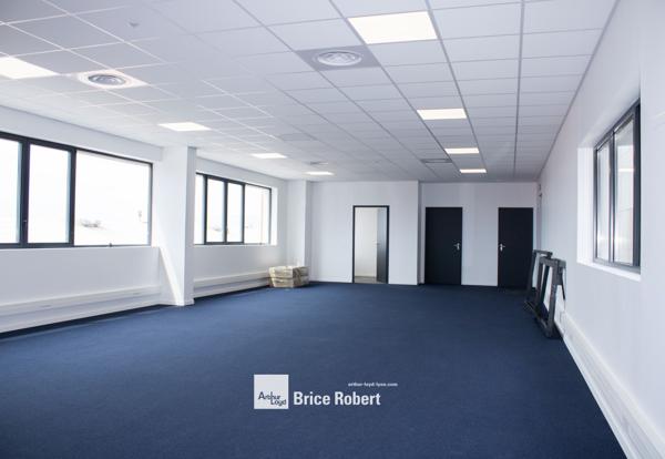 Bureaux à louer à Saint-Priest avec parkings et accès transports en commun