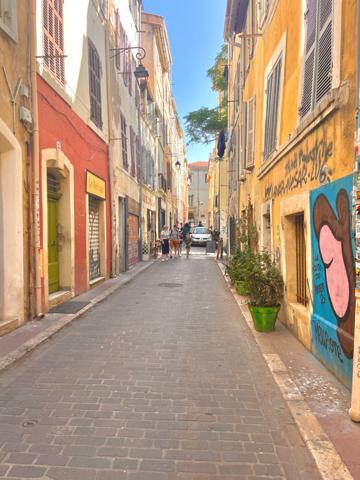 Rue du Refuge - Quartier du PANIER - T3 Typique Rénové - 63 m2 - Traversant Est/Ouest - 264 600 euro