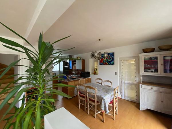 Trégunc maison lumineuse des années 50 entièrement rénovée de 132 m² sur un terrain de 765 m² proches plages .