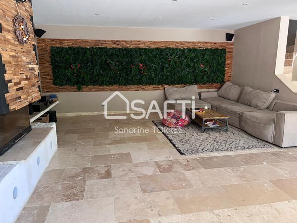 Caromb maison de 190 m² sur un terrain de 562 m² avec dépendances d'environ 120 m² et une piscine