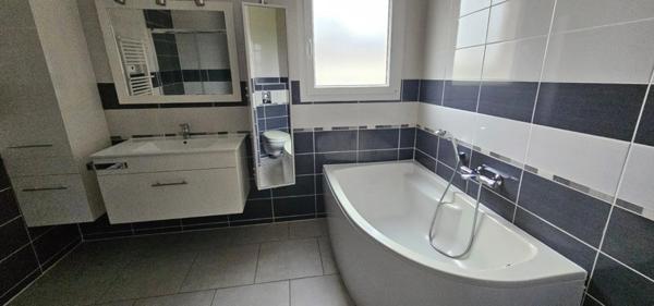 PAVILLON DE PLAIN PIED VASTE PIÈCE DE VIE, 5 CHAMBRES + BUREAU ET PISCINE