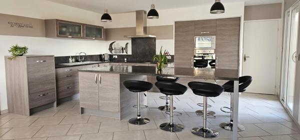 PAVILLON DE PLAIN PIED VASTE PIÈCE DE VIE, 5 CHAMBRES + BUREAU ET PISCINE