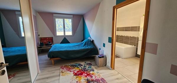 PAVILLON DE PLAIN PIED VASTE PIÈCE DE VIE, 5 CHAMBRES + BUREAU ET PISCINE