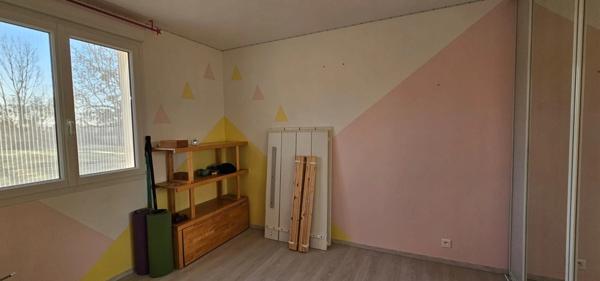 PAVILLON DE PLAIN PIED VASTE PIÈCE DE VIE, 5 CHAMBRES + BUREAU ET PISCINE