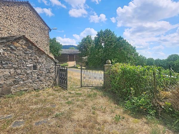 EXCLUSIVITE !AVANT PREMIERE HAMEAU DE ROSIERES Ancien corps de ferme sur 260 m2 de terrain environ