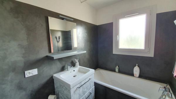 GRANDE MAISON RENOVEE AVEC APPARTEMENT T2 INDEPENDANT ET PISCINE