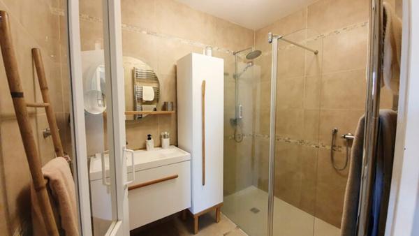 GRANDE MAISON RENOVEE AVEC APPARTEMENT T2 INDEPENDANT ET PISCINE