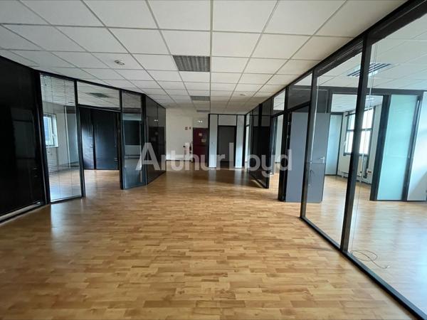 Bureaux à louer à Douai avec parking privatif et accessibilité PMR