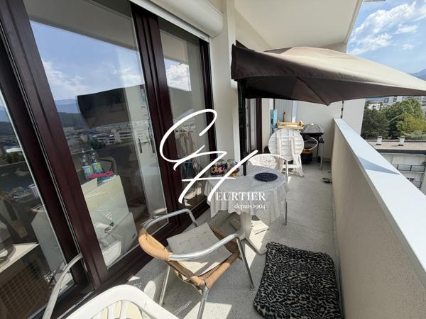 ECHIROLLES appartement T1 bis copropriété LES ECUREUILS proximité NOUVELLE MAIRIE