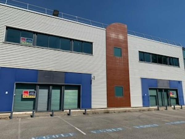 Bureaux à louer à Entraigues sur la Sorgue, accès direct voie rapide, parking
