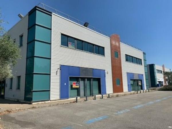 Bureaux à louer à Entraigues sur la Sorgue, accès direct voie rapide, parking