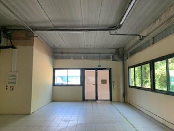 Bureaux à louer à Entraigues sur la Sorgue, accès direct voie rapide, parking