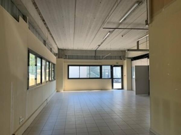 Bureaux à louer à Entraigues sur la Sorgue, accès direct voie rapide, parking