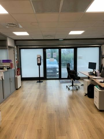 Bureaux à louer à Entraigues sur la Sorgue, accès direct voie rapide, parking