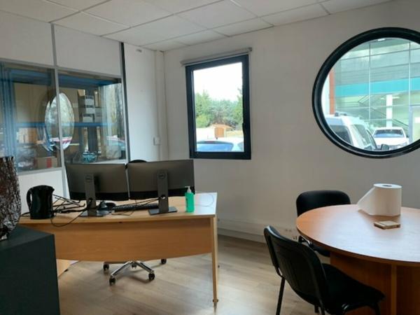 Bureaux à louer à Entraigues sur la Sorgue, accès direct voie rapide, parking