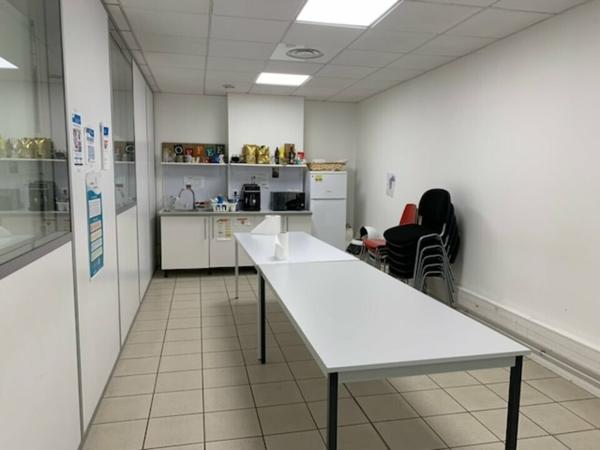 Bureaux à louer à Entraigues sur la Sorgue, accès direct voie rapide, parking