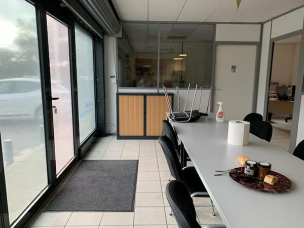 Bureaux à louer à Entraigues sur la Sorgue, accès direct voie rapide, parking