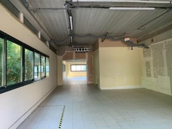 Bureaux à louer à Entraigues sur la Sorgue, accès direct voie rapide, parking