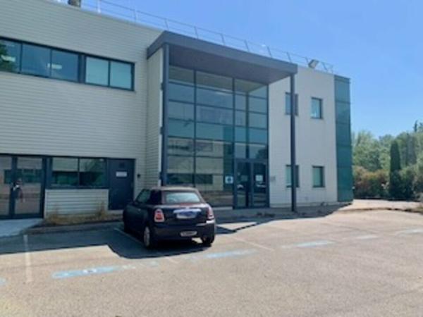 Bureaux à louer à Entraigues sur la Sorgue, accès direct voie rapide, parking