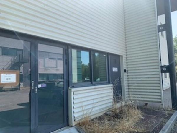 Bureaux à louer à Entraigues sur la Sorgue, accès direct voie rapide, parking