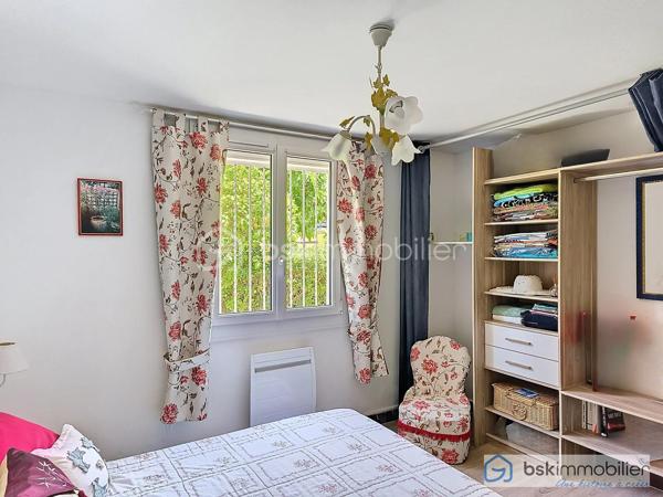 Dans station balnéaire réputéé, venez découvrir ce lumineux appartement T3, avec sa terrasse arborée privative en rez-de-chaussée.
Ce bien de 63m² environ se compose d'une cuisine indépendante, équipée et aménagée,d'un salon/séjour donnant sur la terrasse, excellente exposition, 2 grandes chambres avec dressings, une salle de bain, et son toilette séparé.
Doubles vitrages, volets roulants électriques, de nombreux rangements, beaux volumes, appartement atypique.
Place de parking, jardin en commun avec espace barbecue.
Proche plage, et de toutes les commodités.
Pas de travaux
Produit RARE
