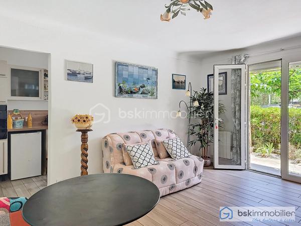 Dans station balnéaire réputéé, venez découvrir ce lumineux appartement T3, avec sa terrasse arborée privative en rez-de-chaussée.
Ce bien de 63m² environ se compose d'une cuisine indépendante, équipée et aménagée,d'un salon/séjour donnant sur la terrasse, excellente exposition, 2 grandes chambres avec dressings, une salle de bain, et son toilette séparé.
Doubles vitrages, volets roulants électriques, de nombreux rangements, beaux volumes, appartement atypique.
Place de parking, jardin en commun avec espace barbecue.
Proche plage, et de toutes les commodités.
Pas de travaux
Produit RARE