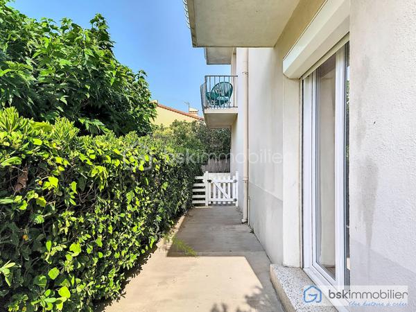 Dans station balnéaire réputéé, venez découvrir ce lumineux appartement T3, avec sa terrasse arborée privative en rez-de-chaussée.
Ce bien de 63m² environ se compose d'une cuisine indépendante, équipée et aménagée,d'un salon/séjour donnant sur la terrasse, excellente exposition, 2 grandes chambres avec dressings, une salle de bain, et son toilette séparé.
Doubles vitrages, volets roulants électriques, de nombreux rangements, beaux volumes, appartement atypique.
Place de parking, jardin en commun avec espace barbecue.
Proche plage, et de toutes les commodités.
Pas de travaux
Produit RARE