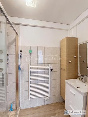 Dans station balnéaire réputéé, venez découvrir ce lumineux appartement T3, avec sa terrasse arborée privative en rez-de-chaussée.
Ce bien de 63m² environ se compose d'une cuisine indépendante, équipée et aménagée,d'un salon/séjour donnant sur la terrasse, excellente exposition, 2 grandes chambres avec dressings, une salle de bain, et son toilette séparé.
Doubles vitrages, volets roulants électriques, de nombreux rangements, beaux volumes, appartement atypique.
Place de parking, jardin en commun avec espace barbecue.
Proche plage, et de toutes les commodités.
Pas de travaux
Produit RARE