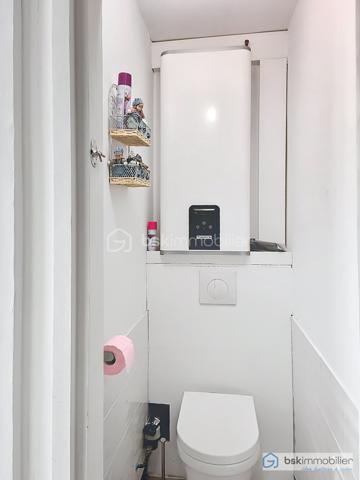 Dans station balnéaire réputéé, venez découvrir ce lumineux appartement T3, avec sa terrasse arborée privative en rez-de-chaussée.
Ce bien de 63m² environ se compose d'une cuisine indépendante, équipée et aménagée,d'un salon/séjour donnant sur la terrasse, excellente exposition, 2 grandes chambres avec dressings, une salle de bain, et son toilette séparé.
Doubles vitrages, volets roulants électriques, de nombreux rangements, beaux volumes, appartement atypique.
Place de parking, jardin en commun avec espace barbecue.
Proche plage, et de toutes les commodités.
Pas de travaux
Produit RARE