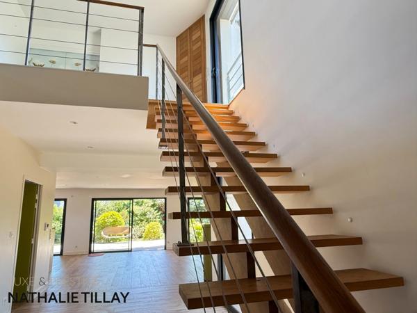 Orléans, St Marc, à vendre, élégante maison d' architecte a toit plat, de 345 m² habitable, Terrain de 873 m²