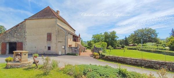 Ancienne ferme de caractère proche de Cluny, sur une parcelle de terrain de plus de 5 000 m² de terrain
