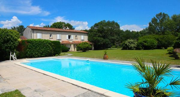 SUPERBE PROPRIETE DE 3.5 HA MAISON 8 PIECES - PISCINE - STUDIO