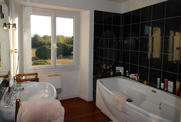 SUPERBE PROPRIETE DE 3.5 HA MAISON 8 PIECES - PISCINE - STUDIO