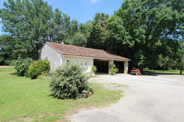 SUPERBE PROPRIETE DE 3.5 HA MAISON 8 PIECES - PISCINE - STUDIO