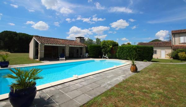 SUPERBE PROPRIETE DE 3.5 HA MAISON 8 PIECES - PISCINE - STUDIO