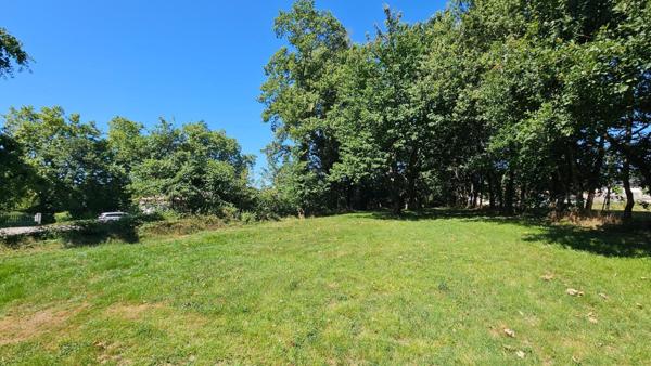 TERRAIN A BATIR BORNÉ NON VIABILISÉ 1395M2