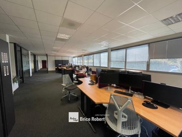 Bureaux à vendre ou à louer à Dardilly avec parkings et salles de réunion