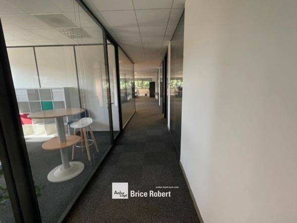 Bureaux à vendre ou à louer à Dardilly avec parkings et salles de réunion