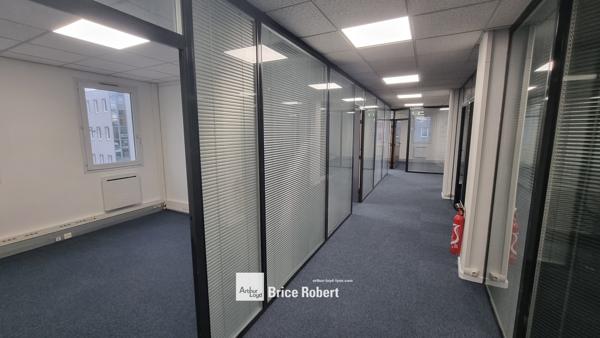 Bureaux à louer entièrement rénovés à Lyon dans parc tertiaire avec parking
