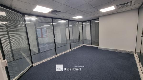 Bureaux à louer entièrement rénovés à Lyon dans parc tertiaire avec parking