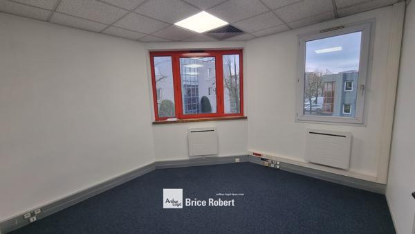 Bureaux à louer entièrement rénovés à Lyon dans parc tertiaire avec parking